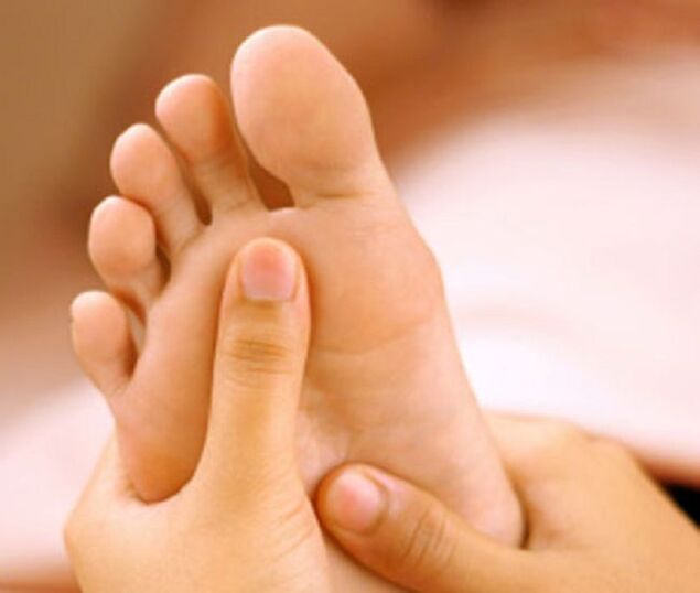 Fungal infections mainly manifest as peeling and itching of the skin on the feet. 