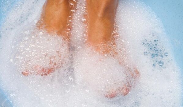 Bathing with laundry soap can treat toenail fungus
